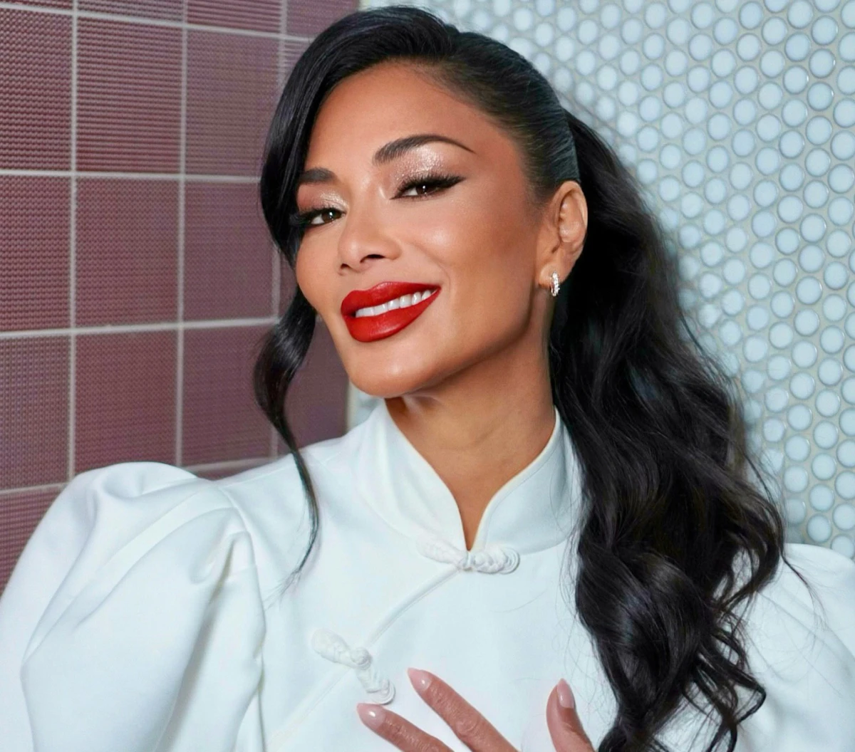 Ніколь Шерзінгер у сорочці та з хвостиком