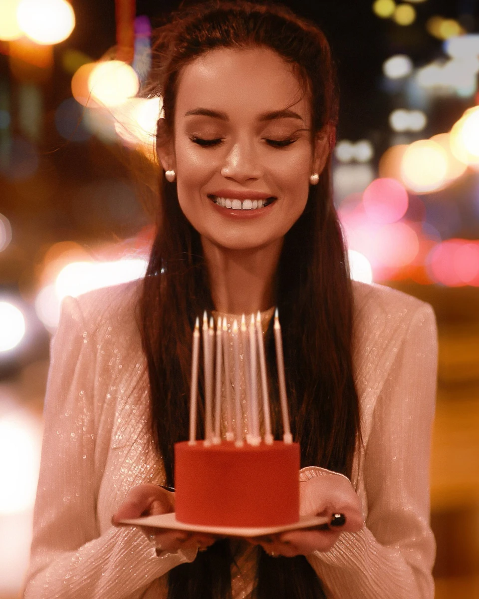 Портретне фото Анна Ярмак з тортом