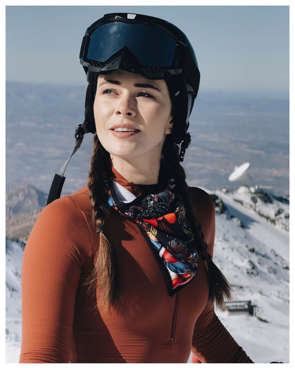 Саніна на тлі гір