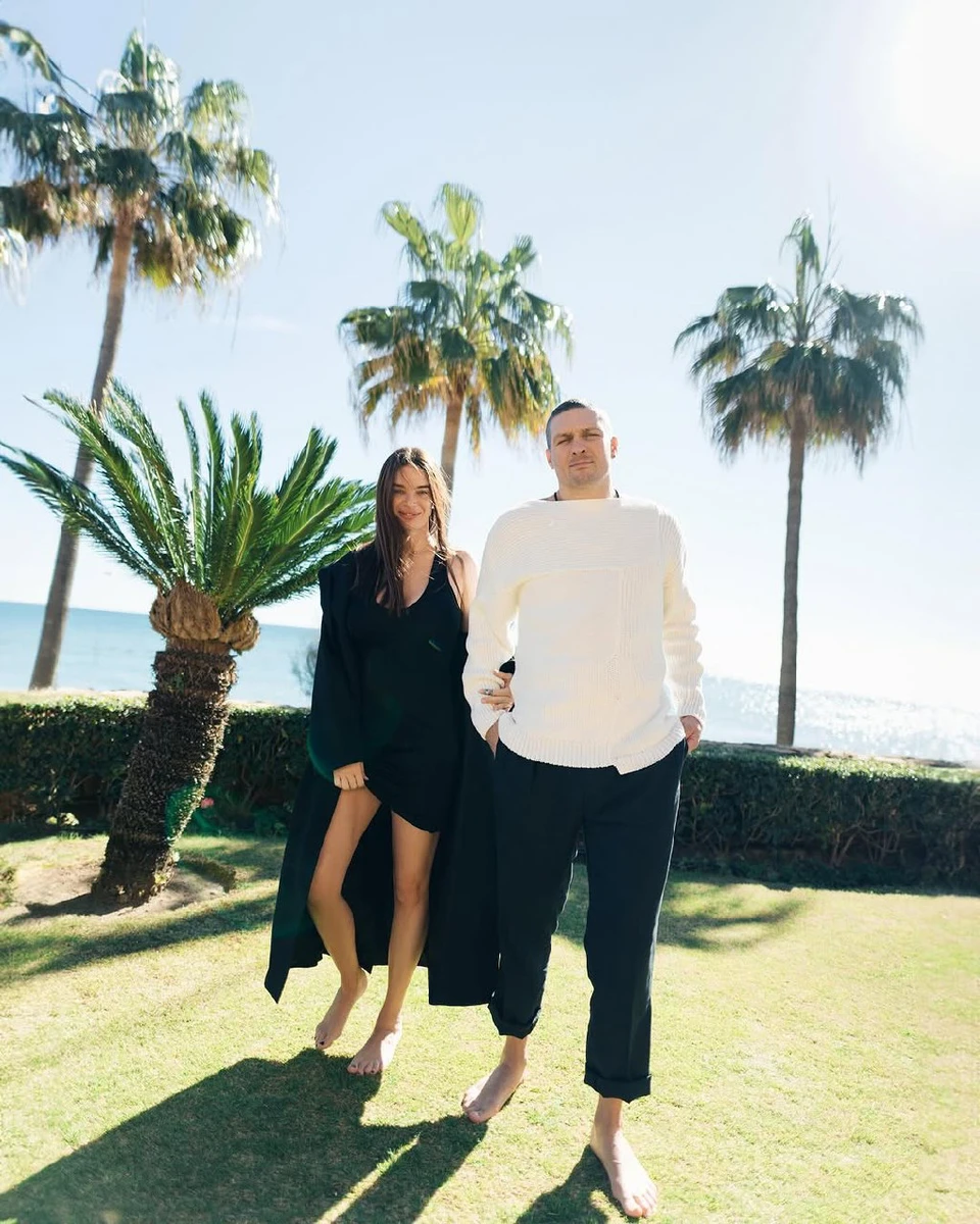 Усики на тлі іспанських пейзажів