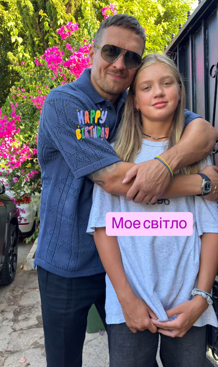 Олександр Усик обійняв старшу доньку для фото