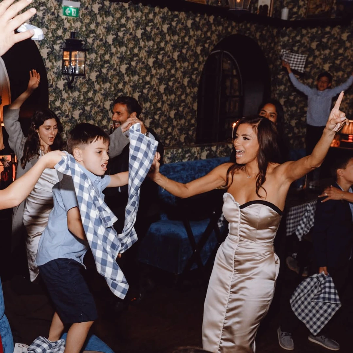 Єва Лонгорія потанцювала з сином