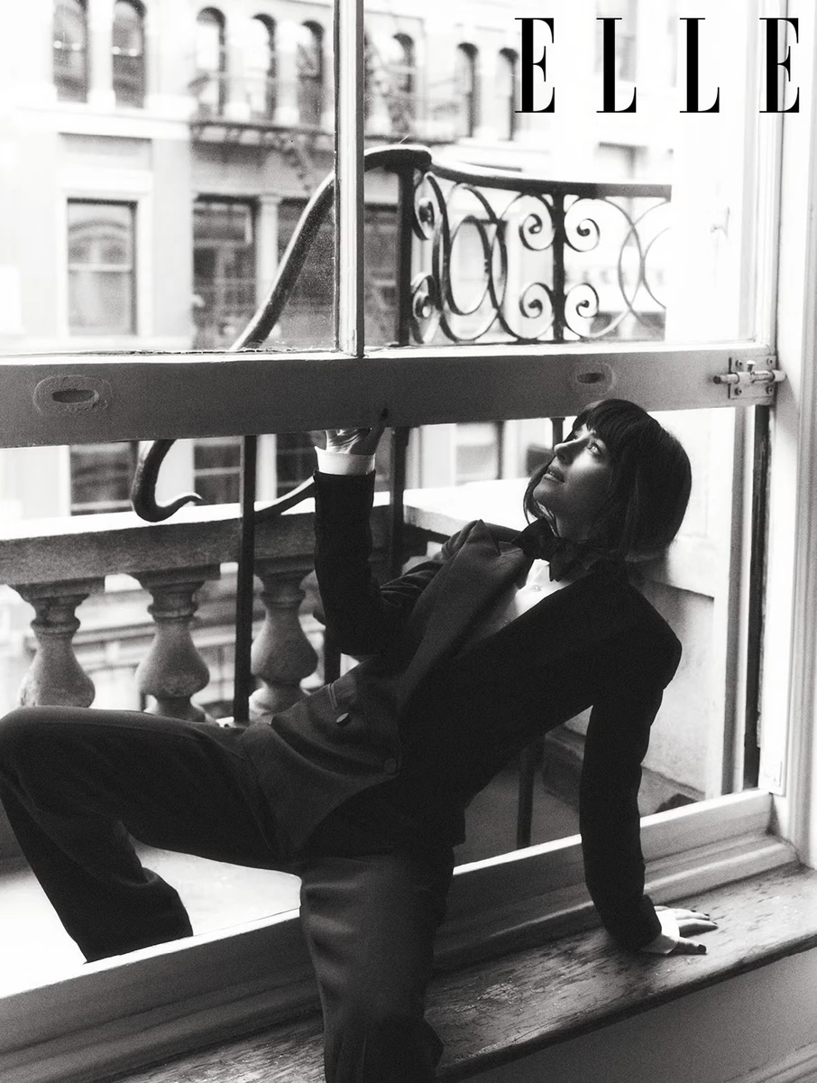 Дакота Джонсон у смокінгу повигиналася на балконі