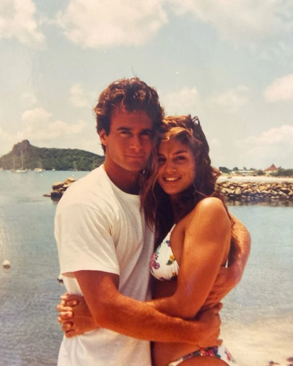 Сінді Кроуфорд у бікіні в обіймах чоловіка