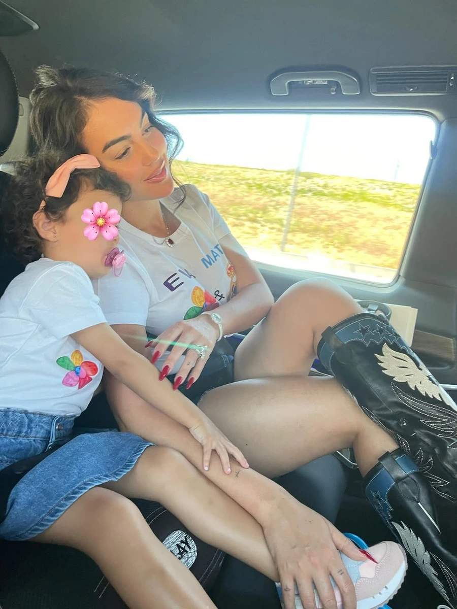 Наречена Роналду у шортах попозувала в авто з дочкою