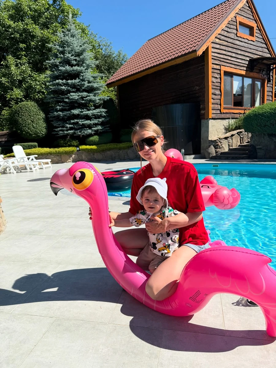 Дружина Козловського показалася з їхнім сином біля басейну