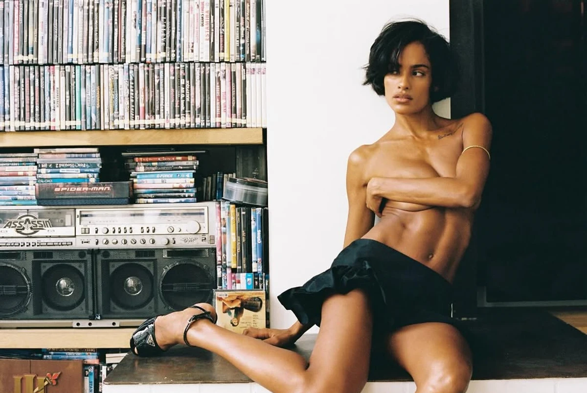 Нара Баптіста попозувала топлес