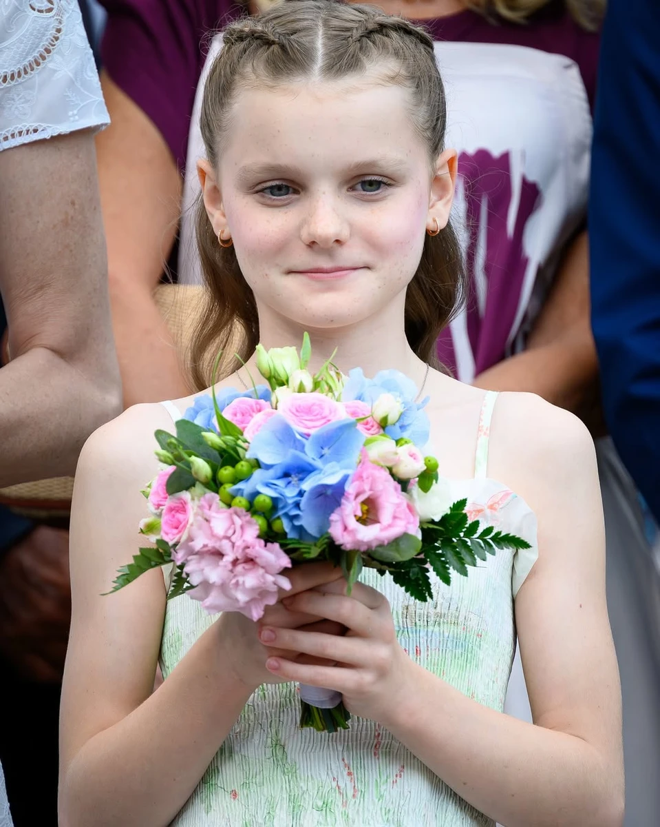 Донька княгині Шарлін з квітами