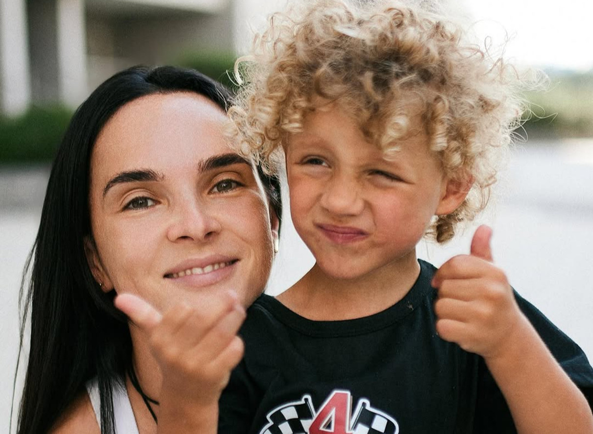 Інна Мірошниченко зі своїм прийомним сином на фото