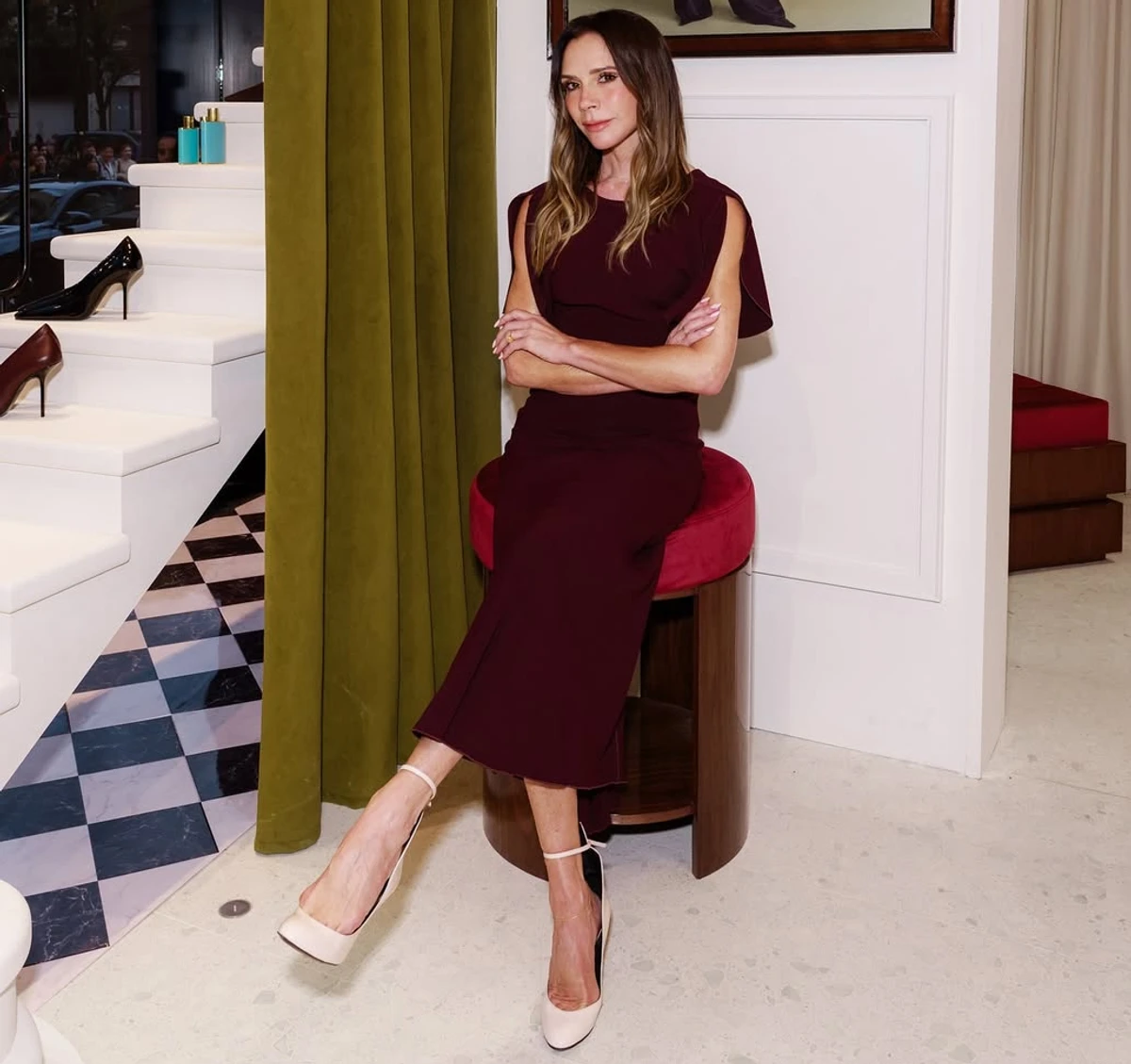 Вікторія Бекхем у бордовій сукні ефектно посиділа на стільці