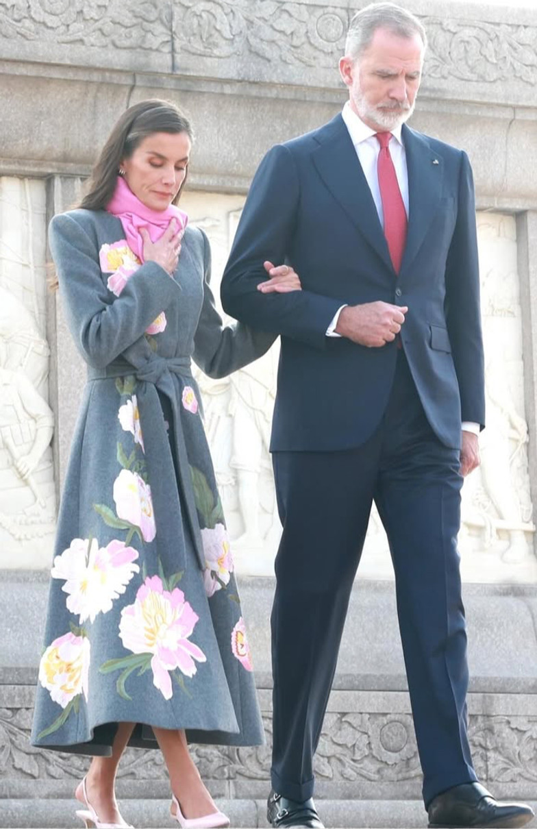 Королева Летісія у пальто з квітами та рожевим шарфом відвідала церемонію у Пекіні