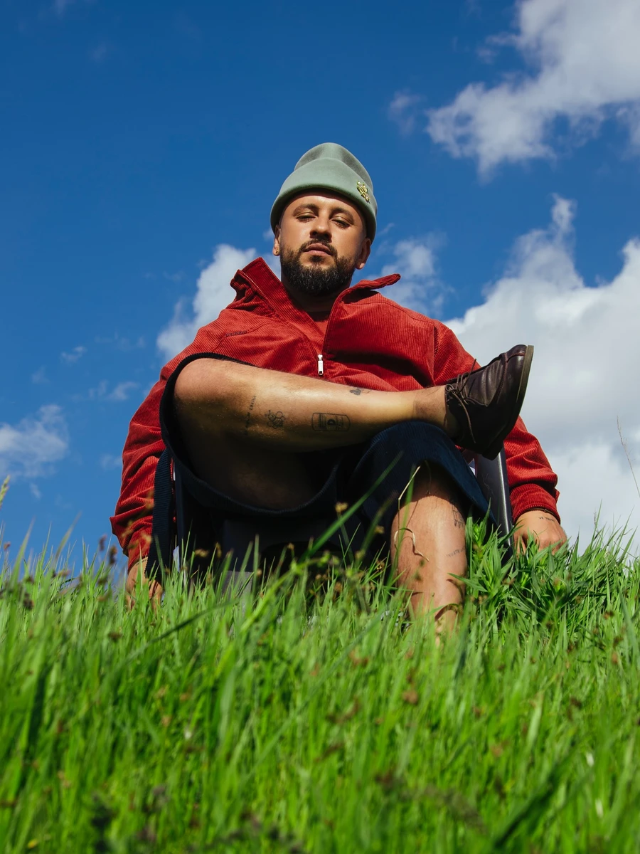 Вічно танцююча людина, артист, композитор, перший український поп-артист, що підкорив НСК Олімпійський. MONATIK задає ритм та стиль українській поп-музиці.