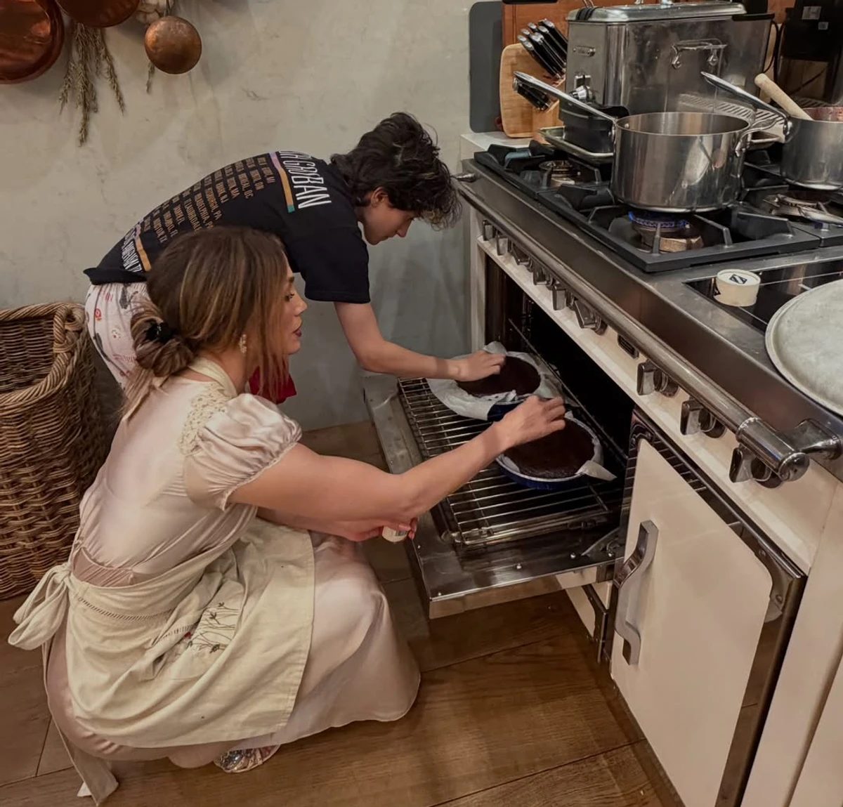 Дженніфер Лопес показалася за готуванням зі своєю дитиною