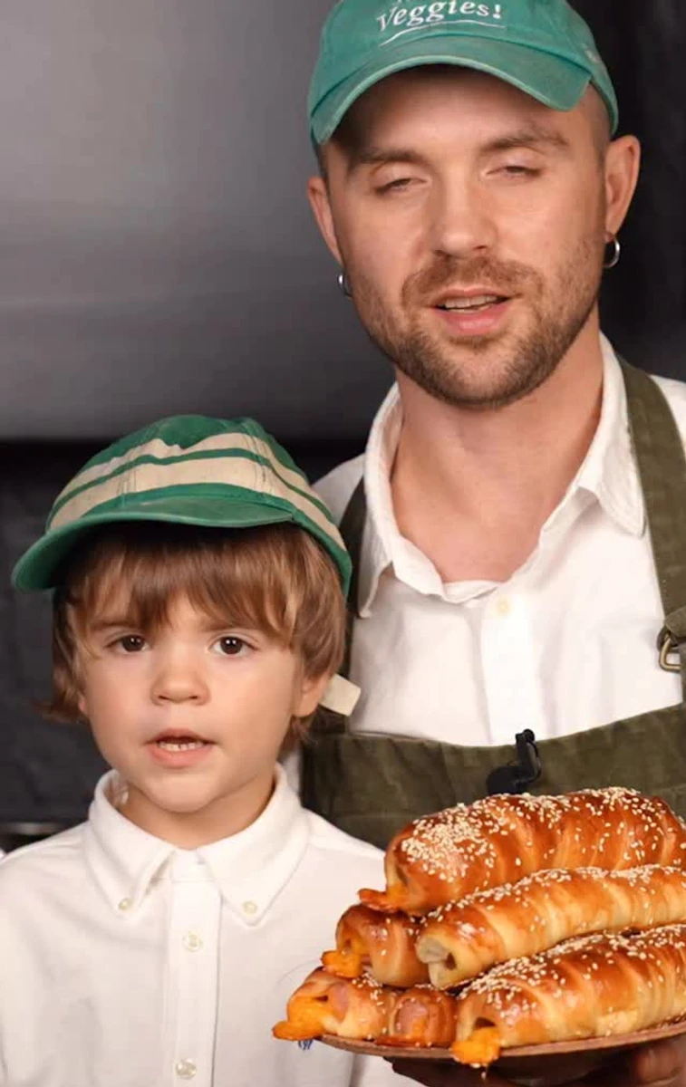 Міша Кацурін показав, як приготувати вдома сосиску у тісті