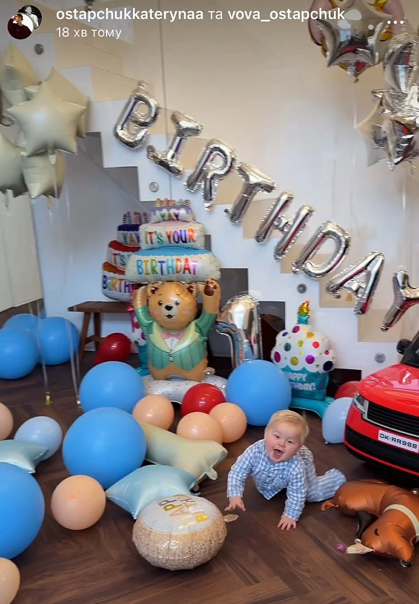 Малюку явно до вподоби весь цей святковий вайб