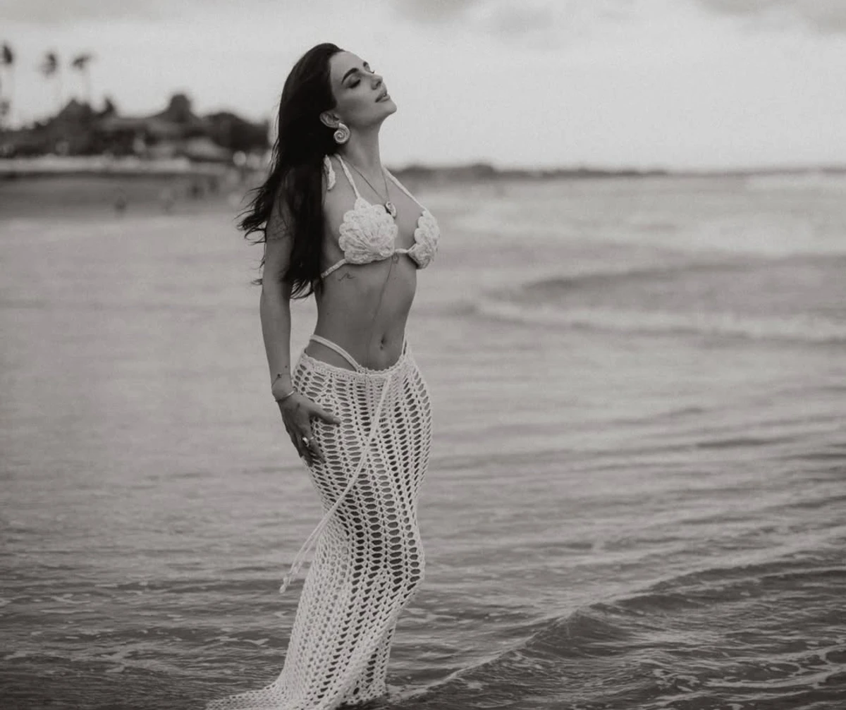 Анна Трінчер у бікіні похвалилася фігурою на пляжі на Балі