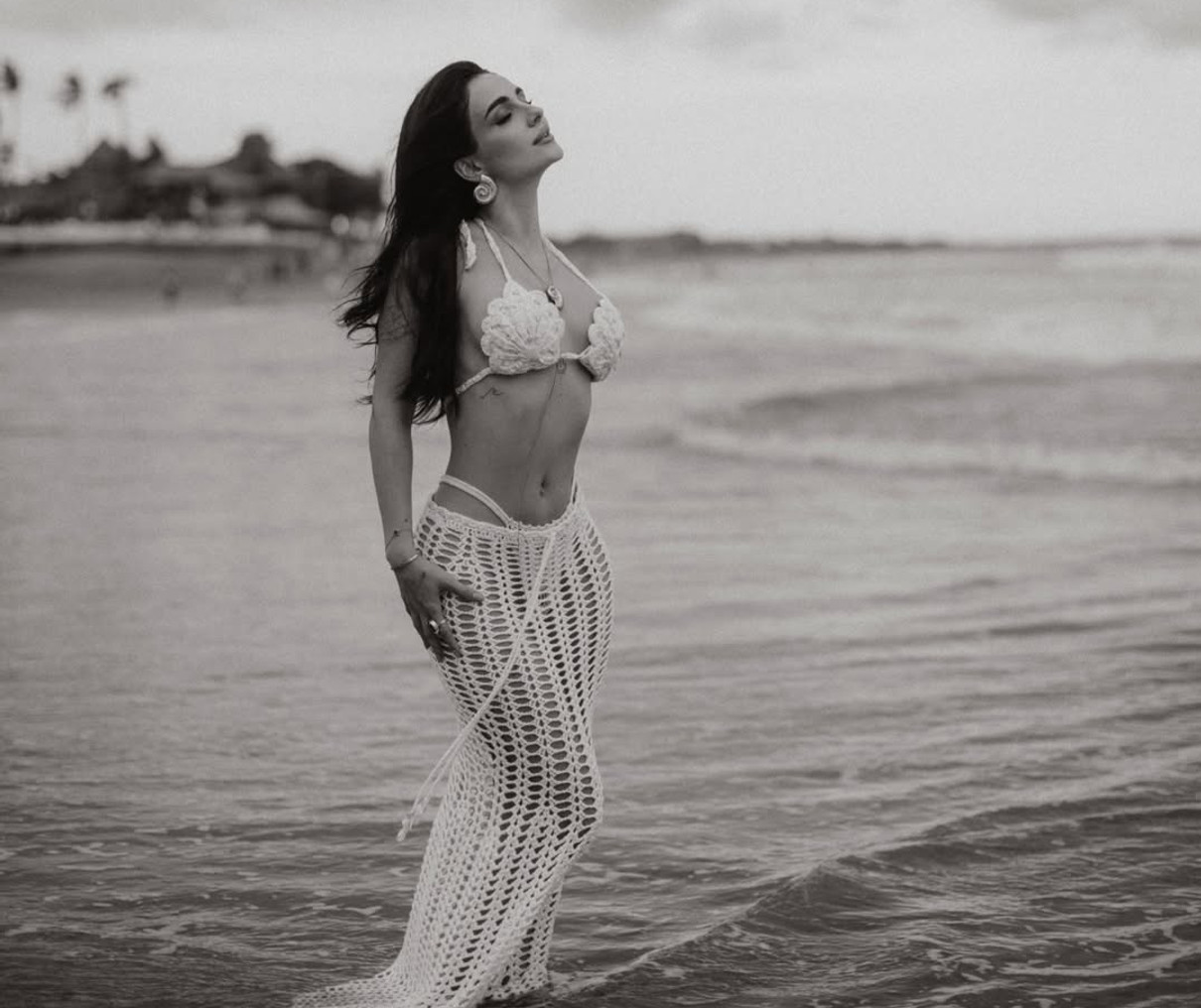 Анна Трінчер у бікіні похвалилася фігурою на пляжі на Балі