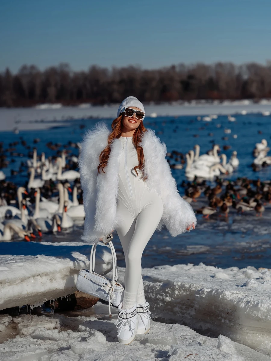 Денисенко в білому і сама наче лебідка 