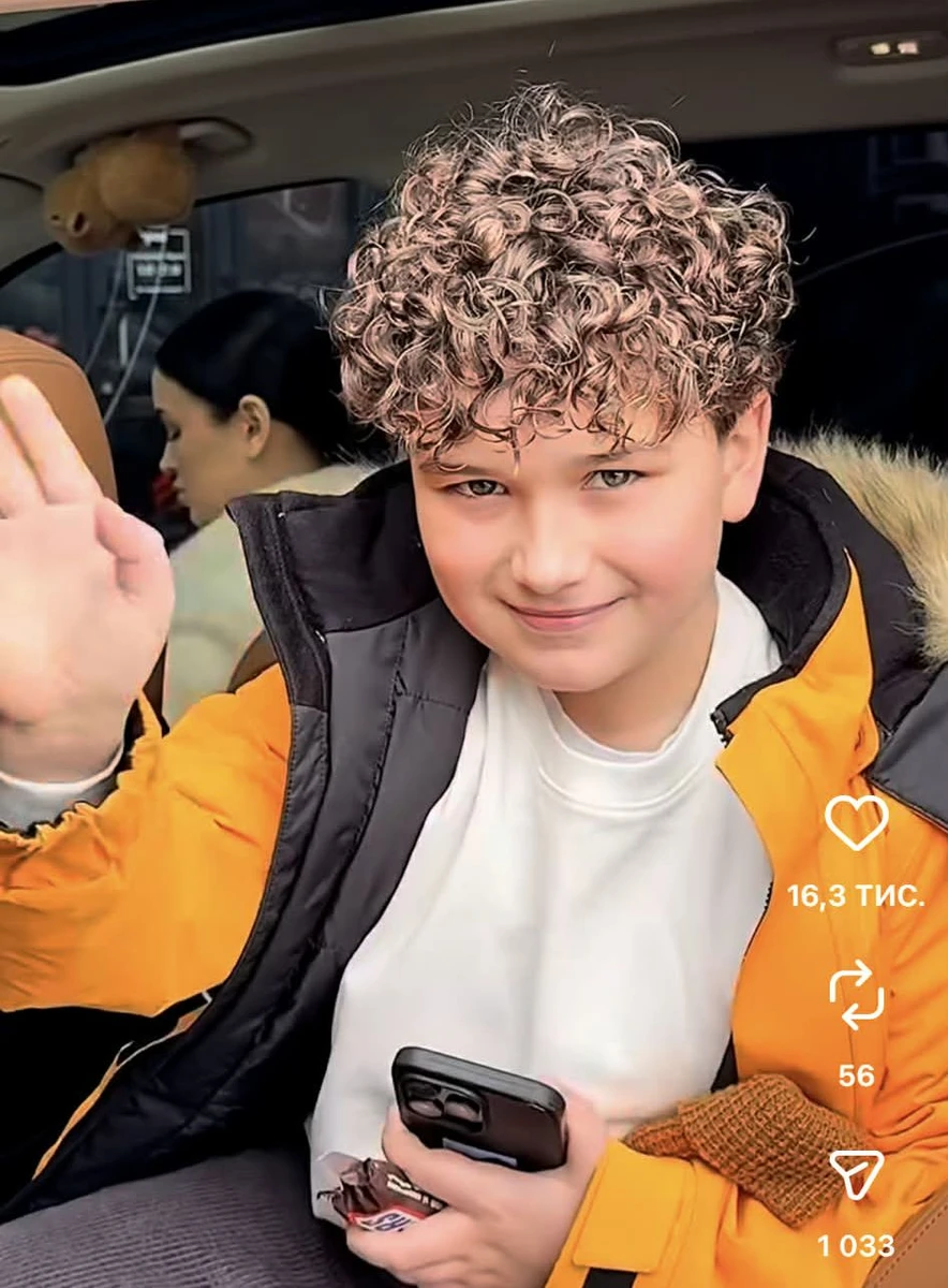 Син Саші Бо з новою зачіскою