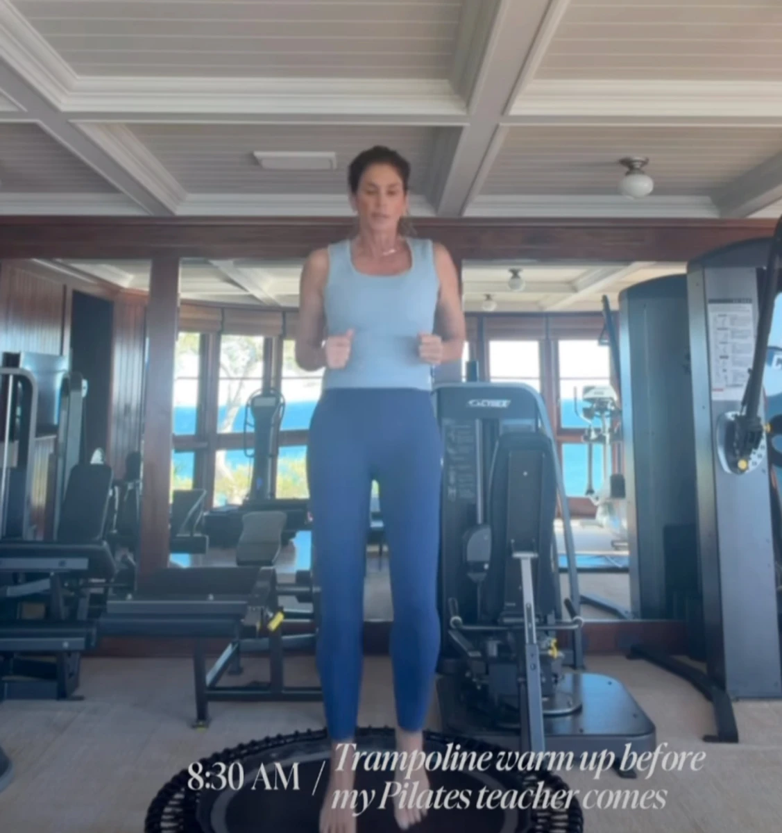 Сінді Кроуфорд пострибала на батуті під час тренування