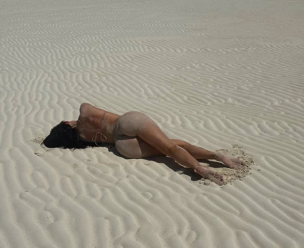 Кайлі Дженнер показалася на піску