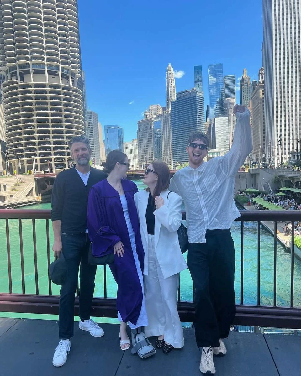 Джуліанна Мур із чоловіком та дітьми