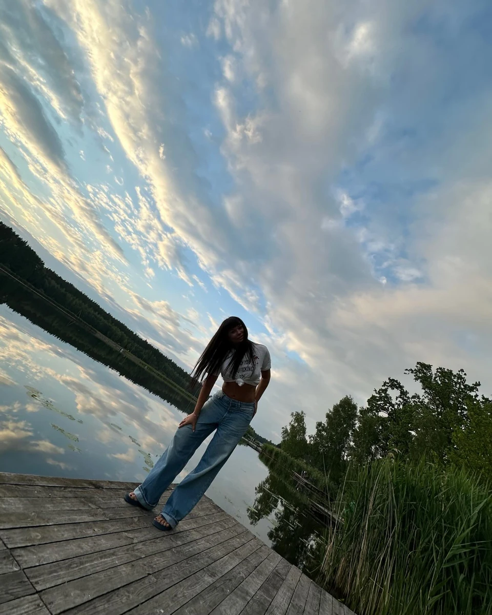 Ахат оголила живіт на тлі води