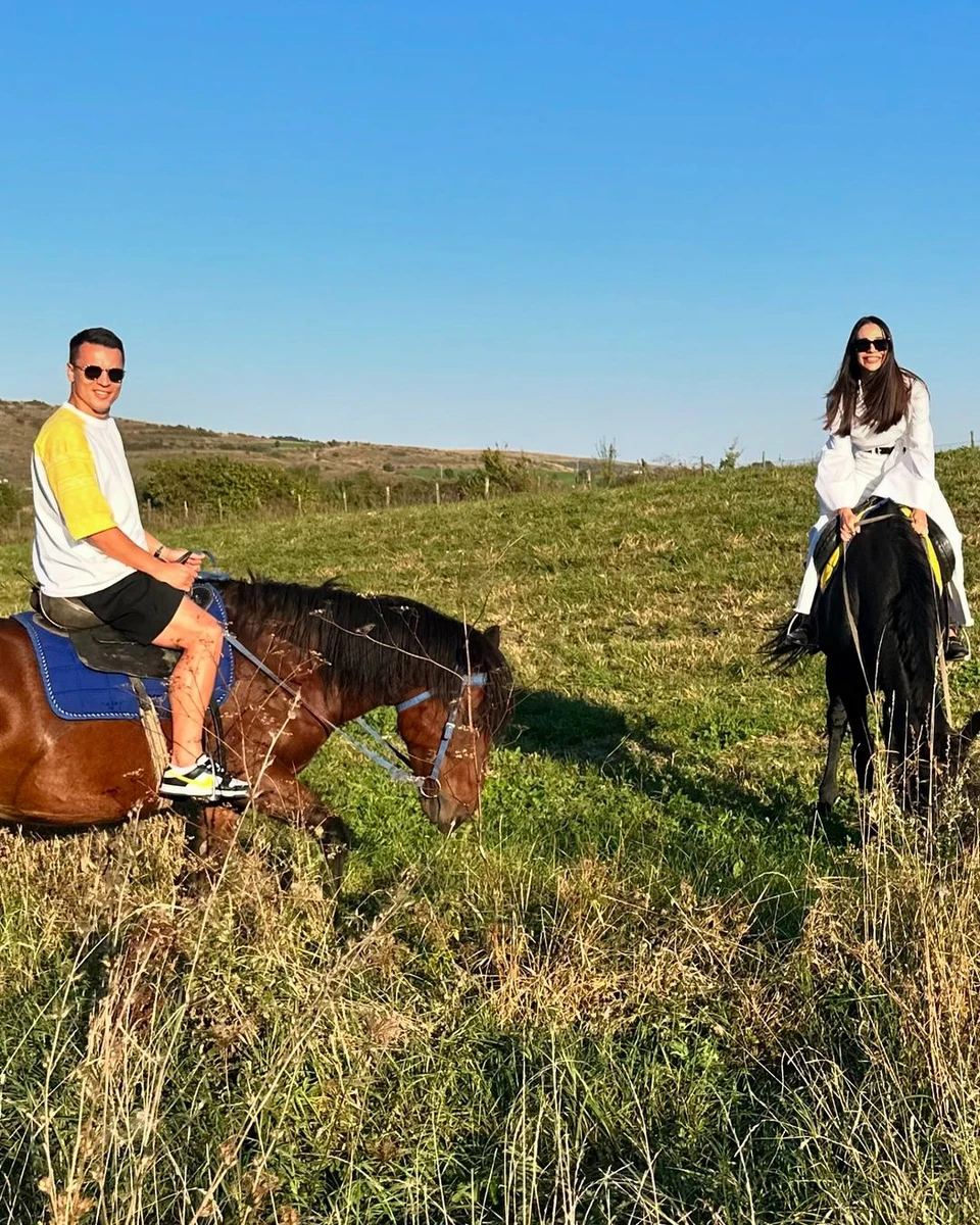 Вікторія та Євген Коноплянка на конях