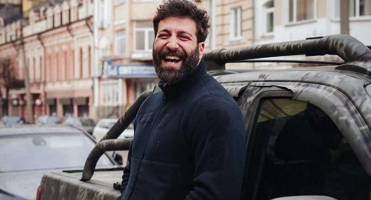 Даніель Салем позує для фото