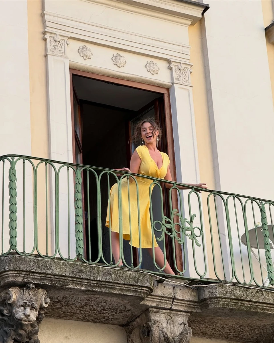 Джозефін Джексон з випнутим бюстом знялася на балконі