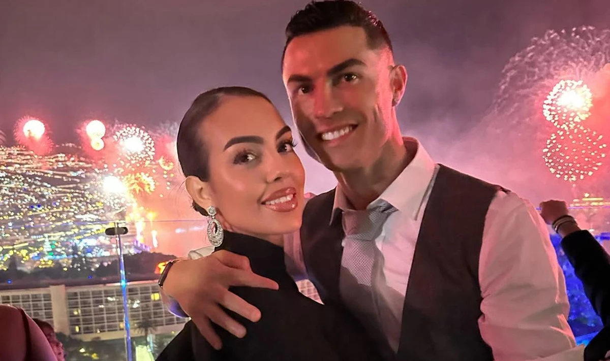 Кріштіану Роналду та Джорджина Родрігес позують для фото