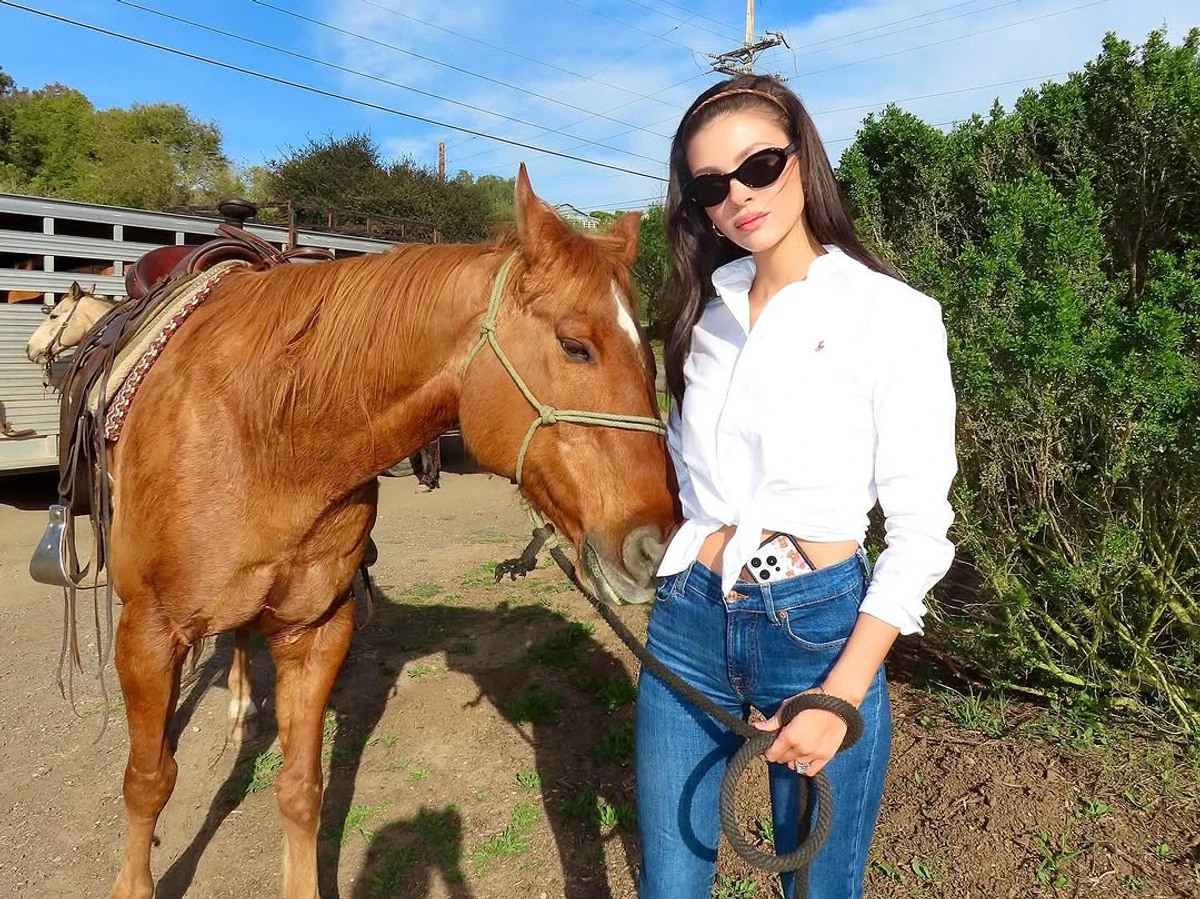 Дружина сина Бекхемів попозувала у стильному луці біля коня