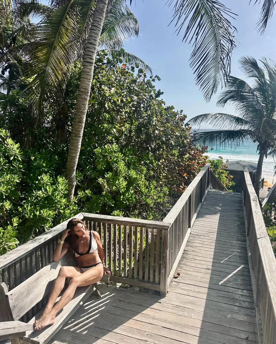 Брук Шилдс у купальнику сіла на лавку на тлі пальм