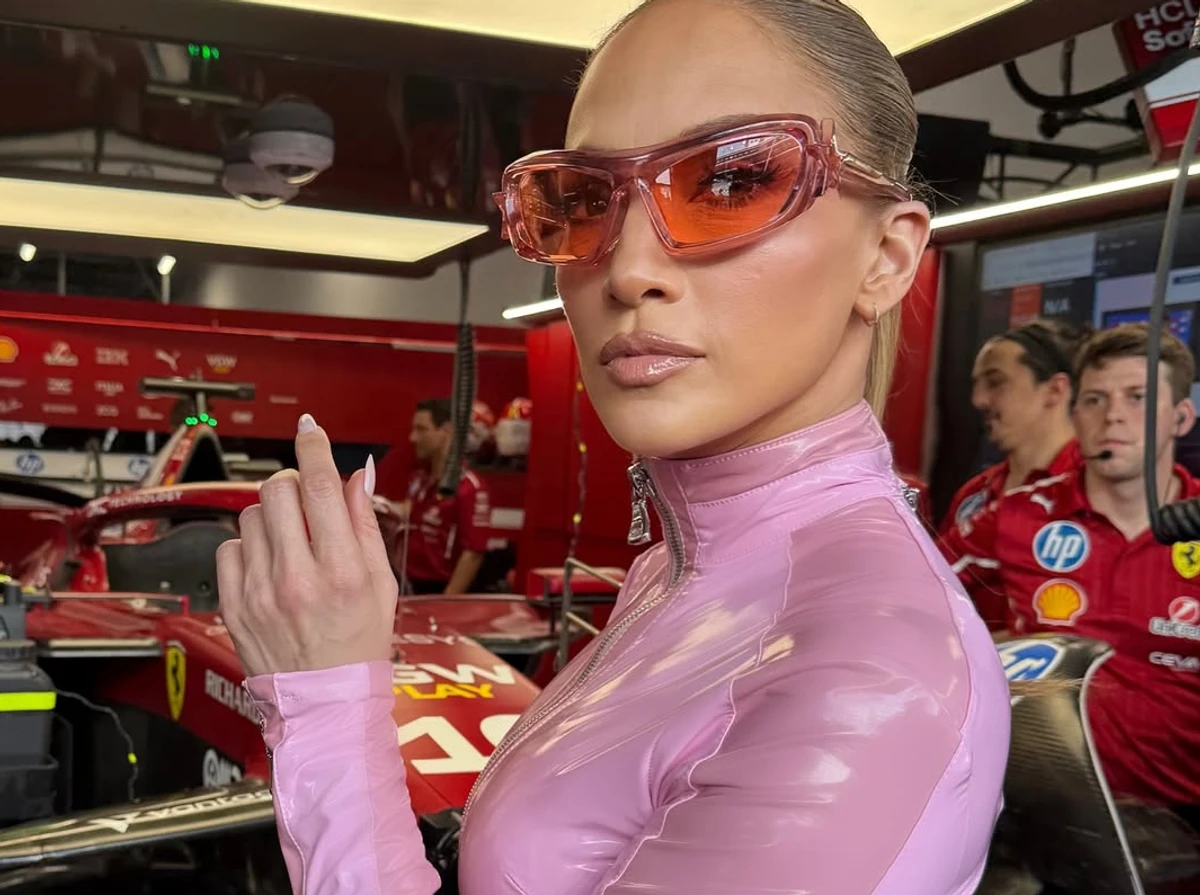 Дженніфер Лопес позує для фото