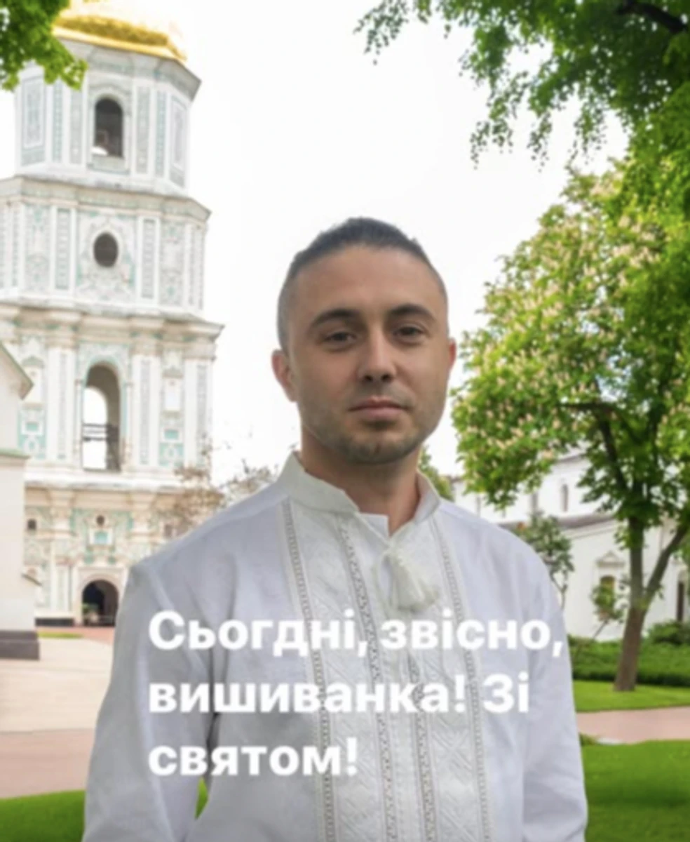 Тарас Тополя попозував у вишиванці у святковий день