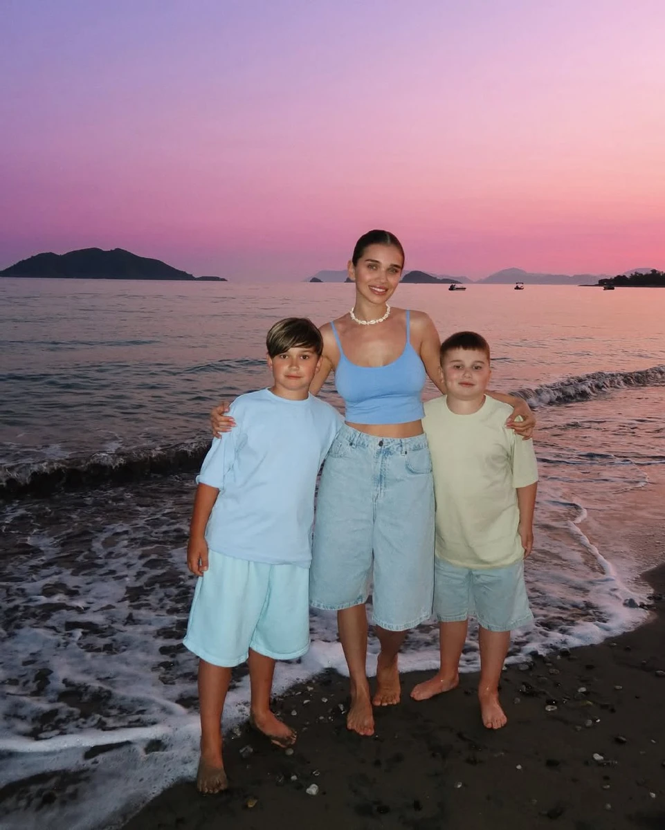 Саша Бо з дітьми