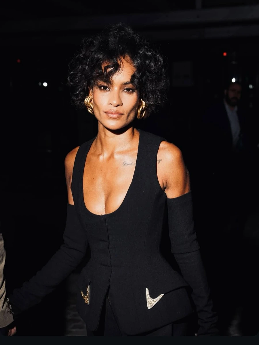 Венсан Кассель показав декольтовану кохану на показі мод