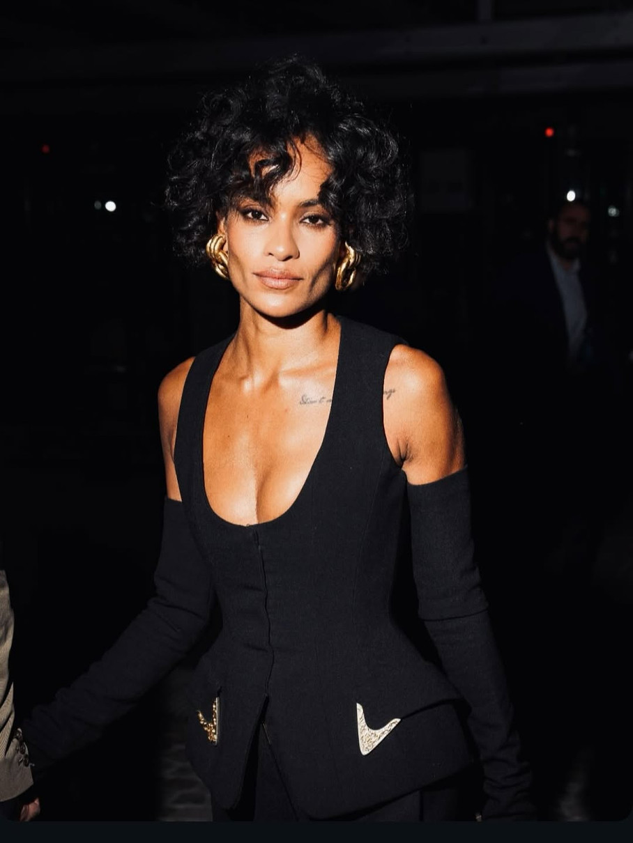 Венсан Кассель показав декольтовану кохану на показі мод