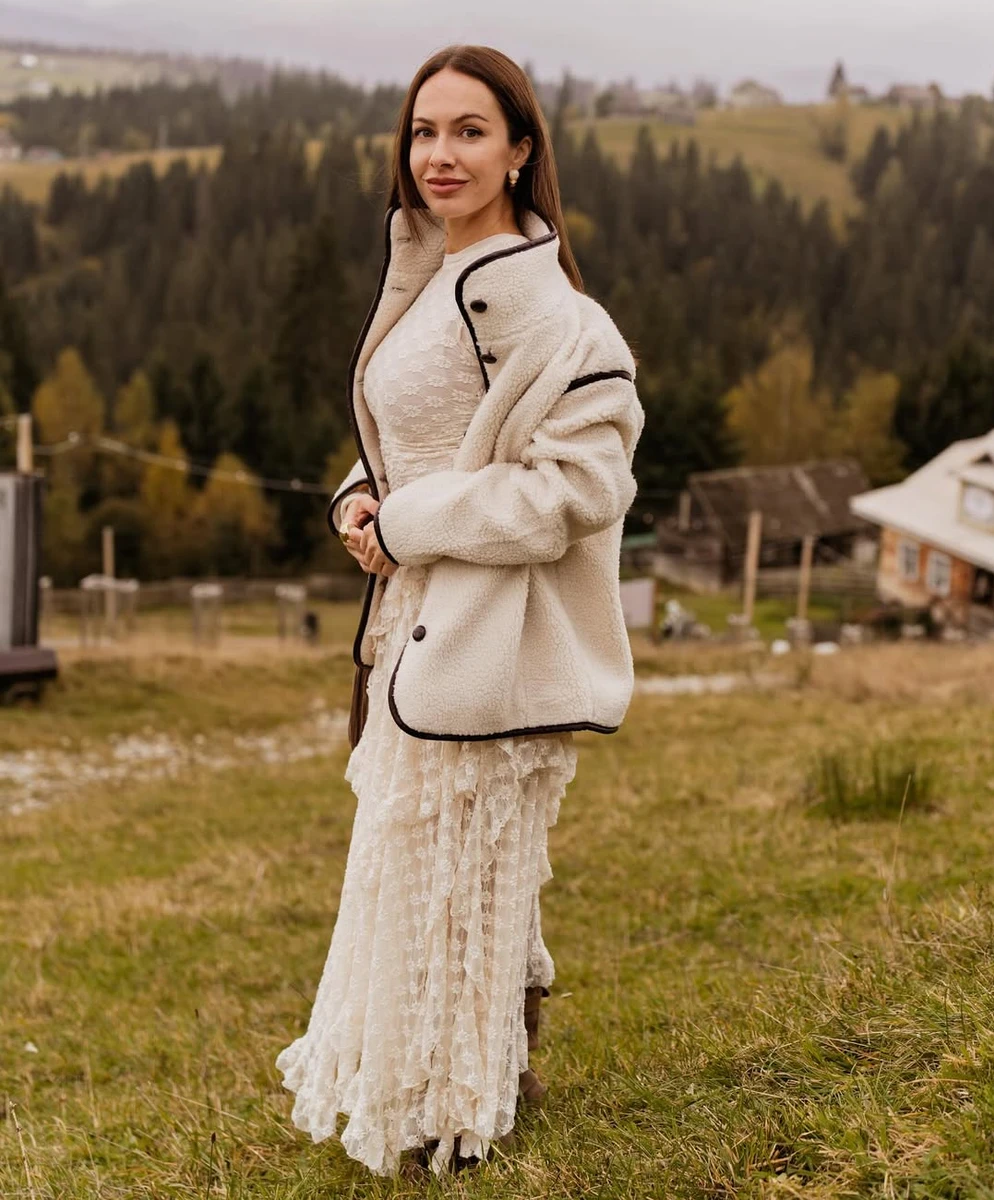 Христина Горняк у напівпрозорій сукні попозувала в Карпатах