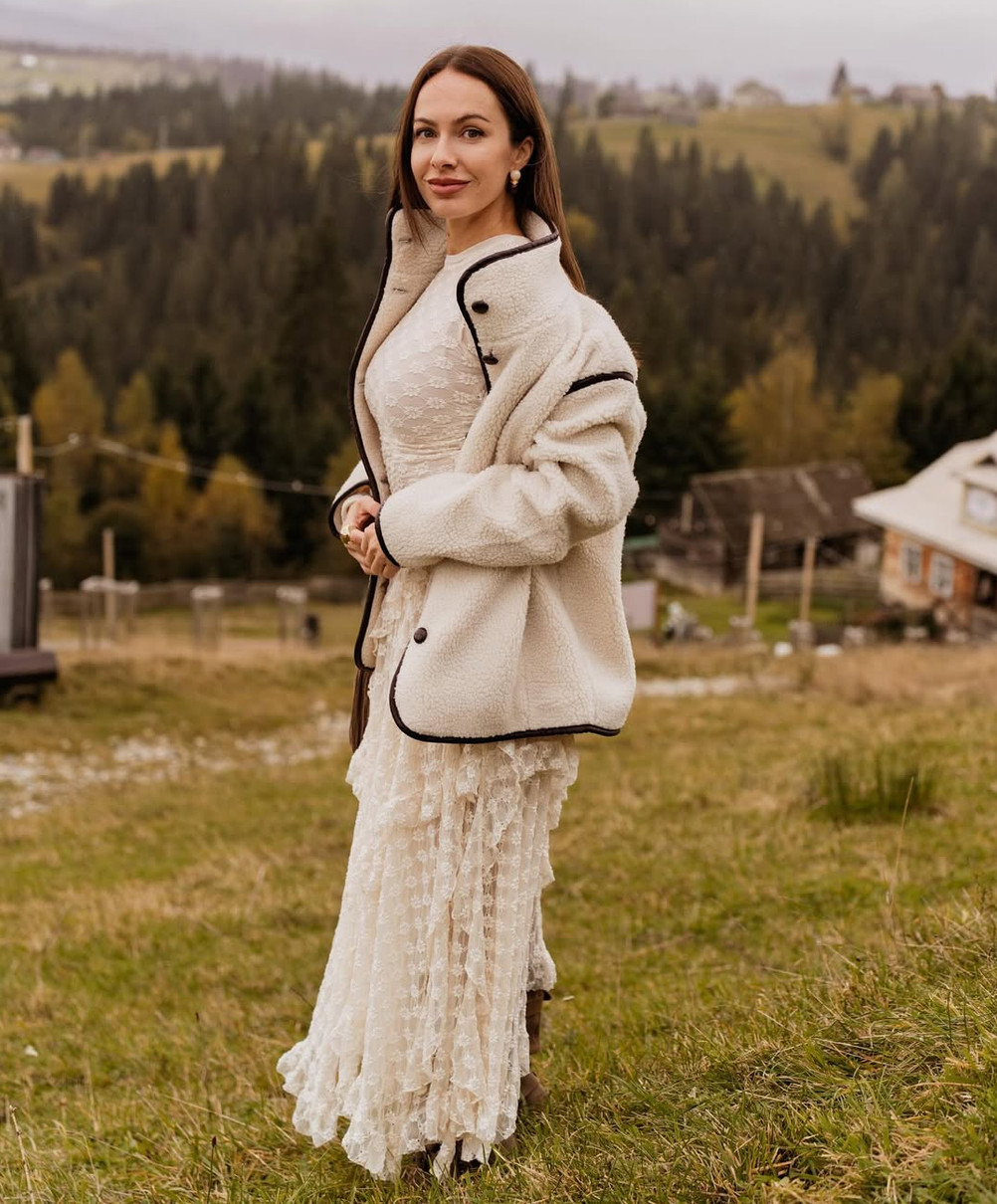 Христина Горняк у напівпрозорій сукні попозувала в Карпатах