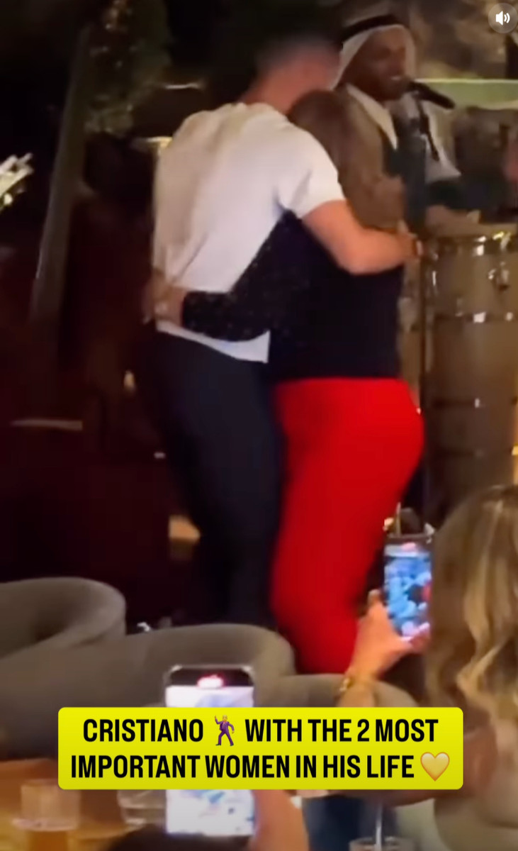 Кріштіану Роналду гайнув в танок з мамою на своєму святі