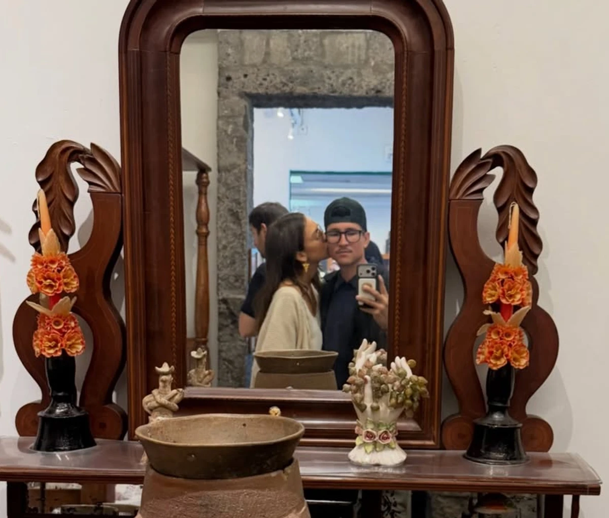 Джессіка Альба поцілувала коханого у щоку на фото