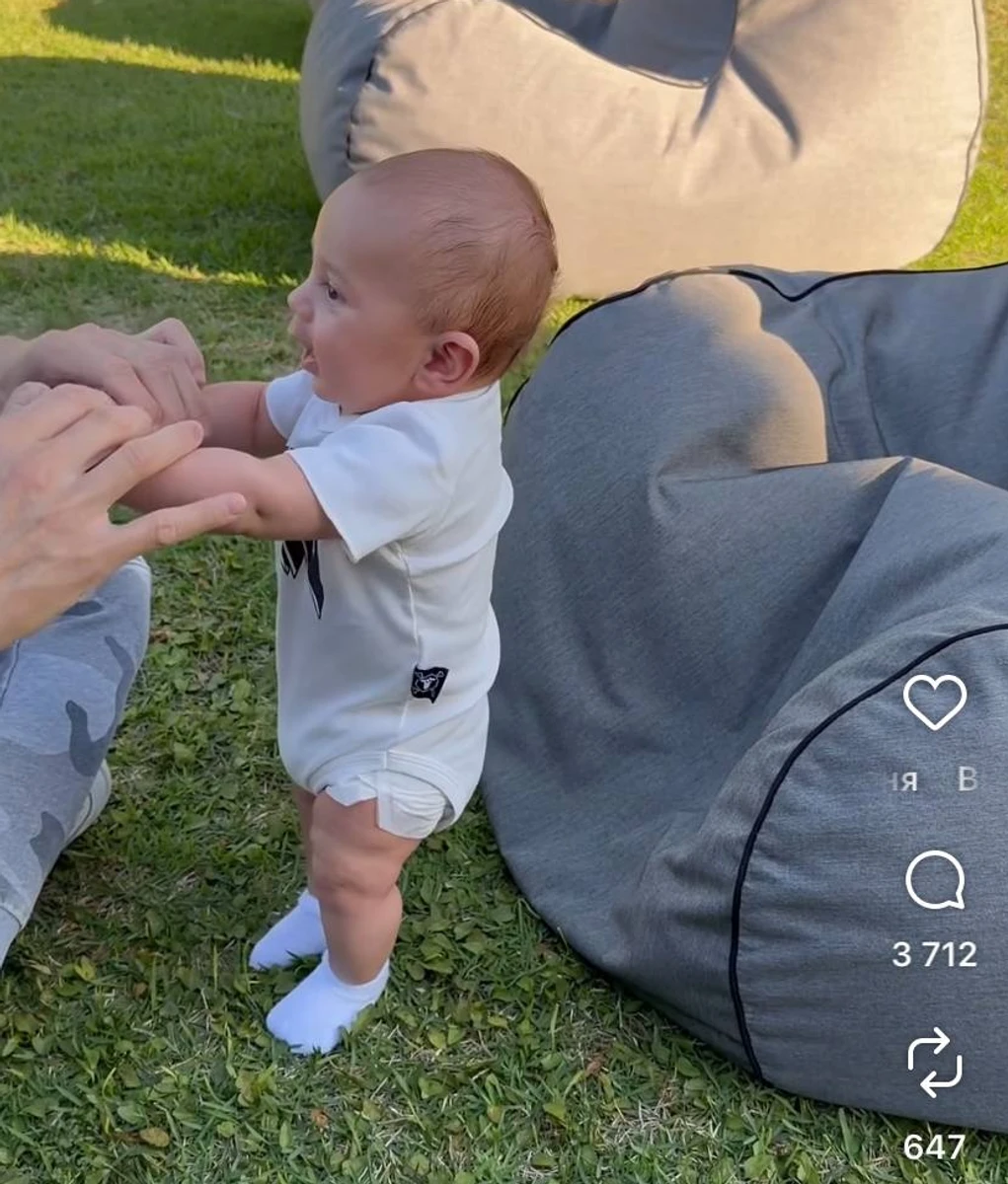 Енріке Іглесіас замилував кадрами з молодшою дитиною