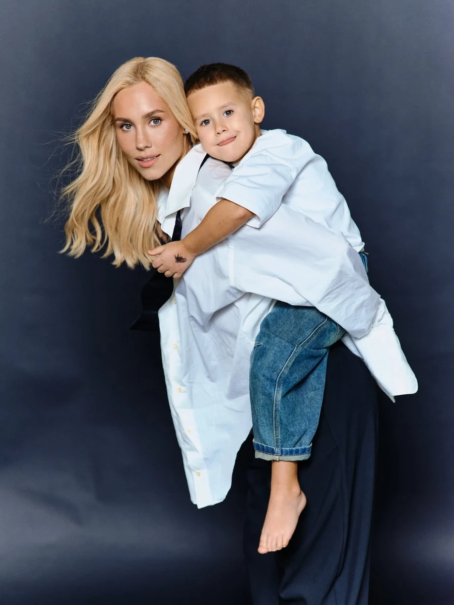 Даша Квіткова у стильних луках попозувала з сином на спині