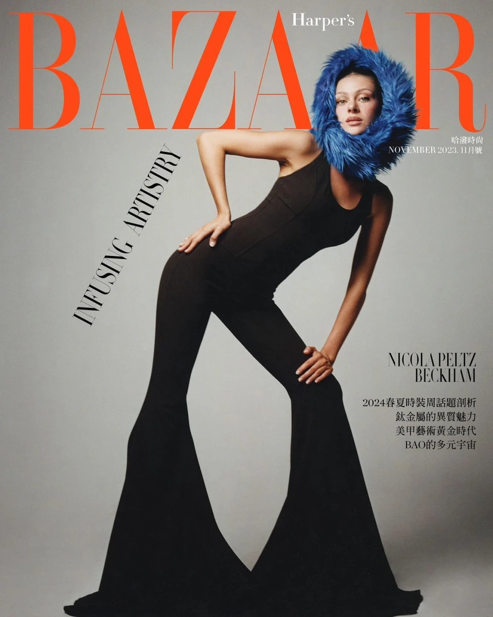 Також інша версія обкладинки була представлена в кольорі