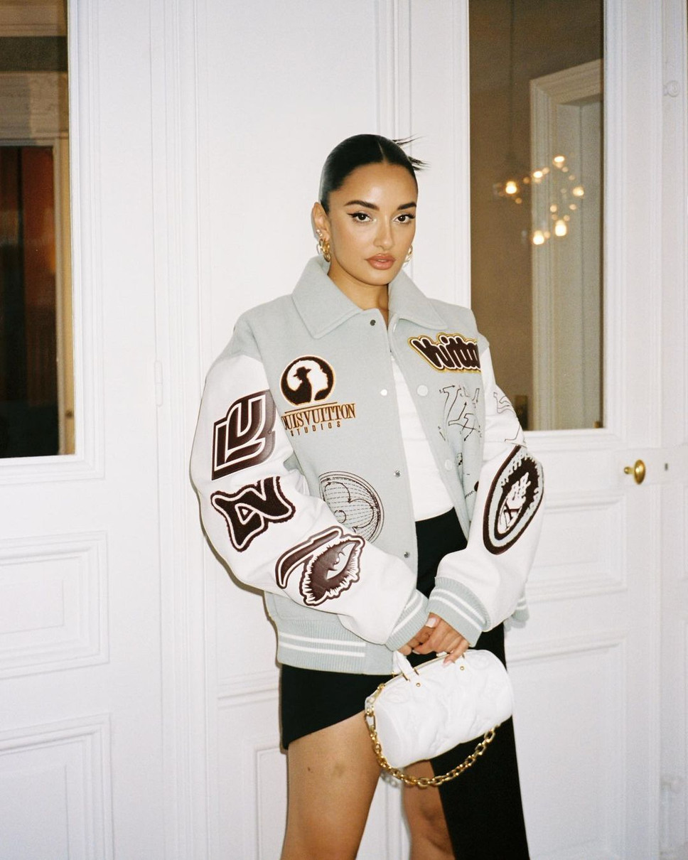 Дизайнерка Аміна Муадді з'явилася у стильному бомбері на Тижні моди в Парижі