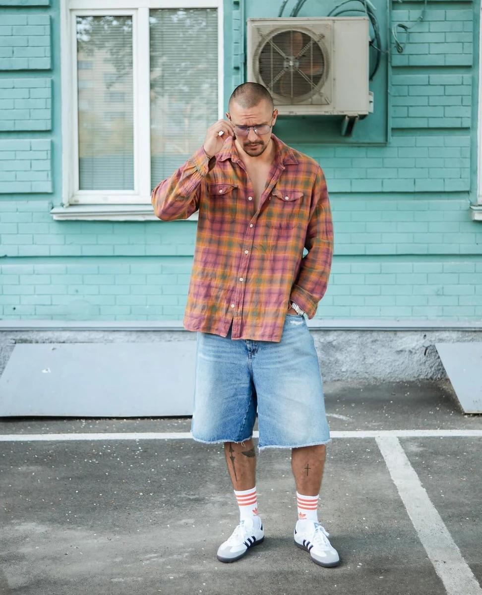 Чоловічі сорочки у клітинку гарно пасують і до шортів, які також будуть популярними цього літа