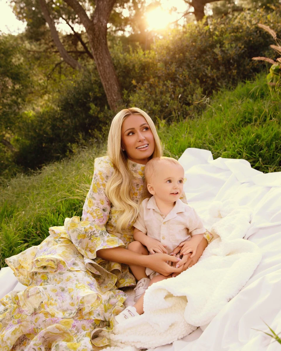 Хілтон із первістком Феніксом