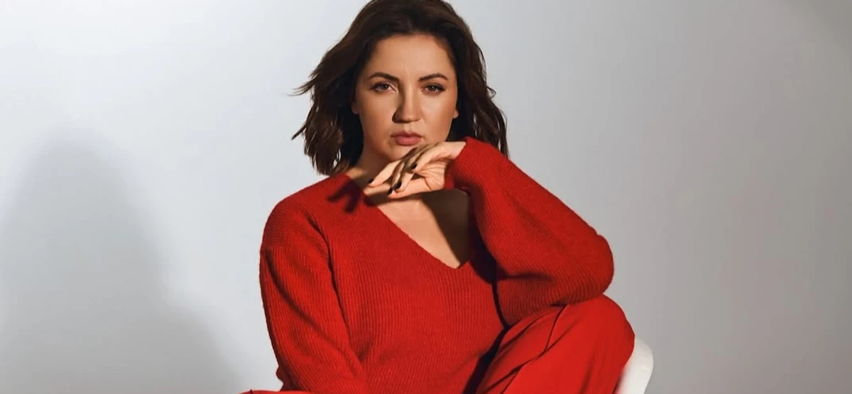 Оля Цибульська позує для фото