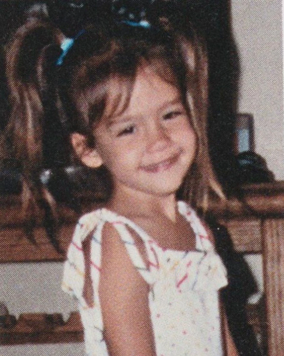 Усміхнена Альба в дитинстві